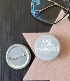 MeAndMyHouse Badge: Gud Giv mig tålmodighed…gerne nu* Kirker Og Foreninger|Små Gaver