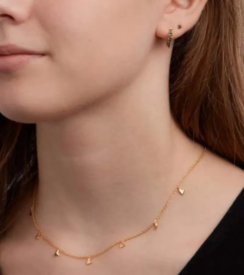 By Gabay , Halskæde med 8 små hjerter, guld* Studentergaver|Gave-ideer