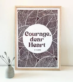 Inge Marie Kirketerp Hansen Linoleumstryk: Courage, dear Heart C.S. Lewis, A3 Plakat, Brun* Konfirmation|Gave-ideer