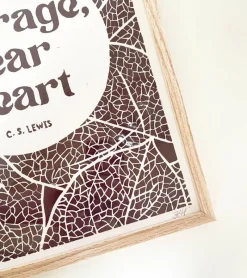 Inge Marie Kirketerp Hansen Linoleumstryk: Courage, dear Heart C.S. Lewis, A3 Plakat, Brun* Konfirmation|Gave-ideer