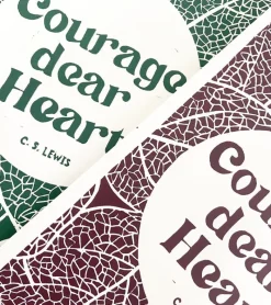 Inge Marie Kirketerp Hansen Linoleumstryk: Courage, dear Heart C.S. Lewis, A3 Plakat, Brun* Konfirmation|Gave-ideer