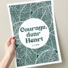 Inge Marie Kirketerp Hansen Linoleumstryk: Courage, dear Heart C.S. Lewis, A3 Plakat, Grøn* Konfirmation|Gave-ideer