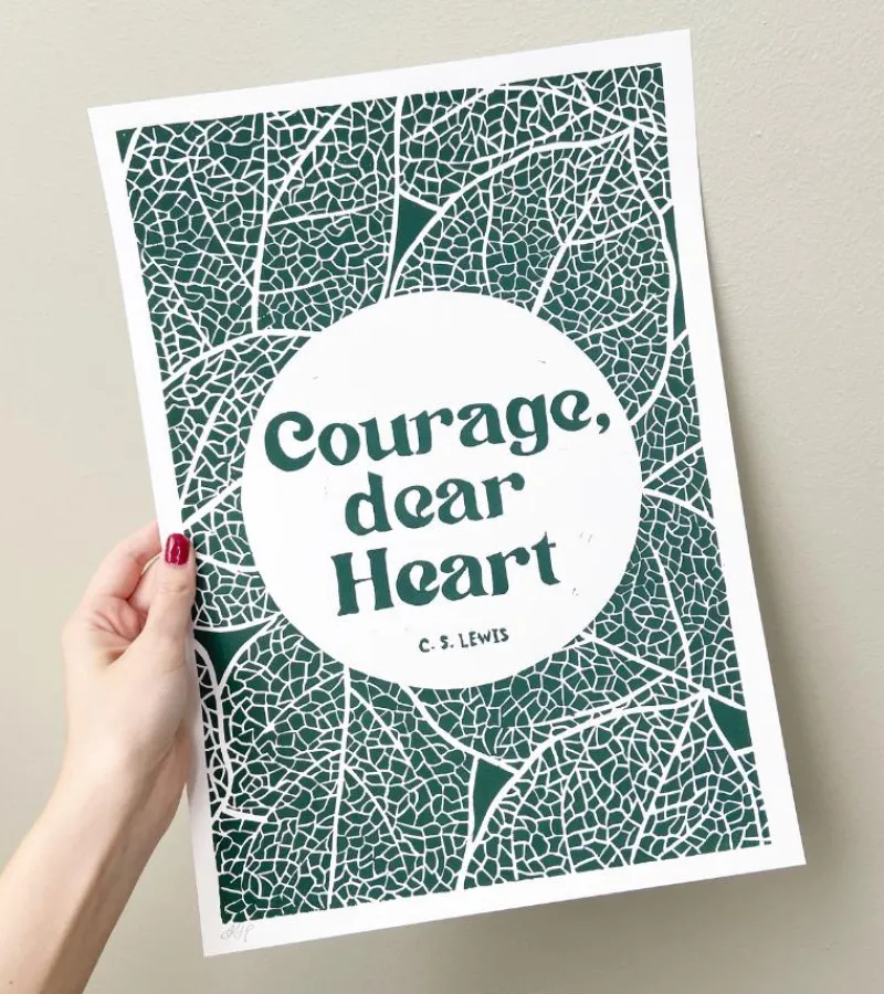 Inge Marie Kirketerp Hansen Linoleumstryk: Courage, dear Heart C.S. Lewis, A3 Plakat, Grøn* Konfirmation|Gave-ideer