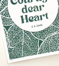Inge Marie Kirketerp Hansen Linoleumstryk: Courage, dear Heart C.S. Lewis, A3 Plakat, Grøn* Konfirmation|Gave-ideer