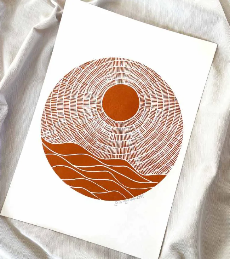 Inge Marie Kirketerp Hansen Linoleumstryk, Se nu stiger solen, Okker, A3 Plakat* Mors Dag|Gave-ideer