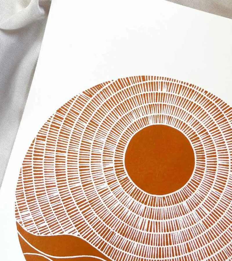 Inge Marie Kirketerp Hansen Linoleumstryk, Se nu stiger solen, Okker, A3 Plakat* Mors Dag|Gave-ideer