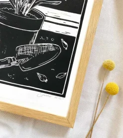 Inge Marie Kirketerp Hansen Linoleumstryk: Spiretid, A4 Plakat, Sort* Mors Dag|Gave-ideer