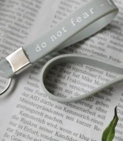 MeAndMyHouse Nøglering gråblå: Do not fear – I am with you* Konfirmationshilsner|Kirker Og Foreninger