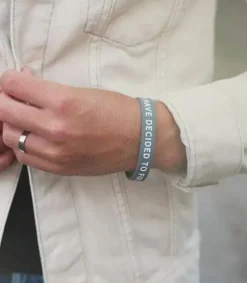 MeAndMyHouse SilikoneArmbånd: I have decided to follow Jesus, GRÅ* Gave-ideer|Armbånd