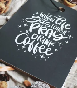 MeAndMyHouse Skærebræt: When life gets tough pray and drink coffee* Gave-ideer|Bryllup